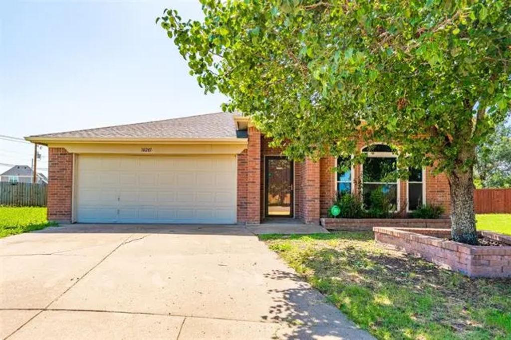 10201 Eureka Springs Court, Fort Worth