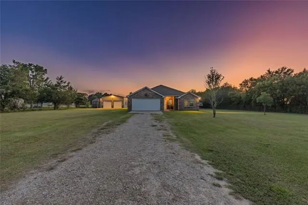 1869 County Road 3327, Greenville