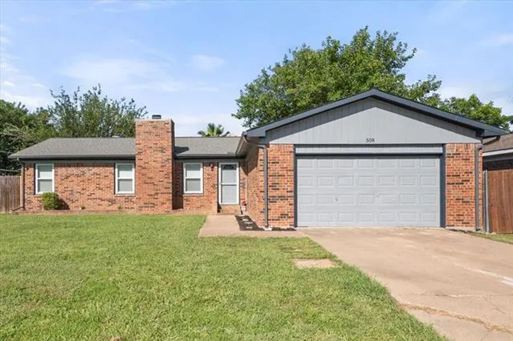 508 S Waxahachie Street, Mansfield