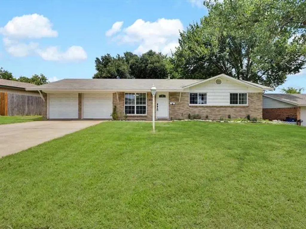 540 Nw Mound Street, Burleson