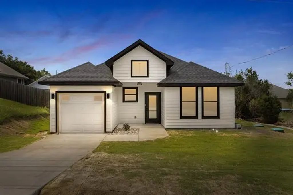 904 Ports O Call Drive, Granbury