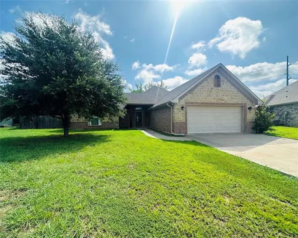 1702 Turnberry Circle, Sulphur Springs