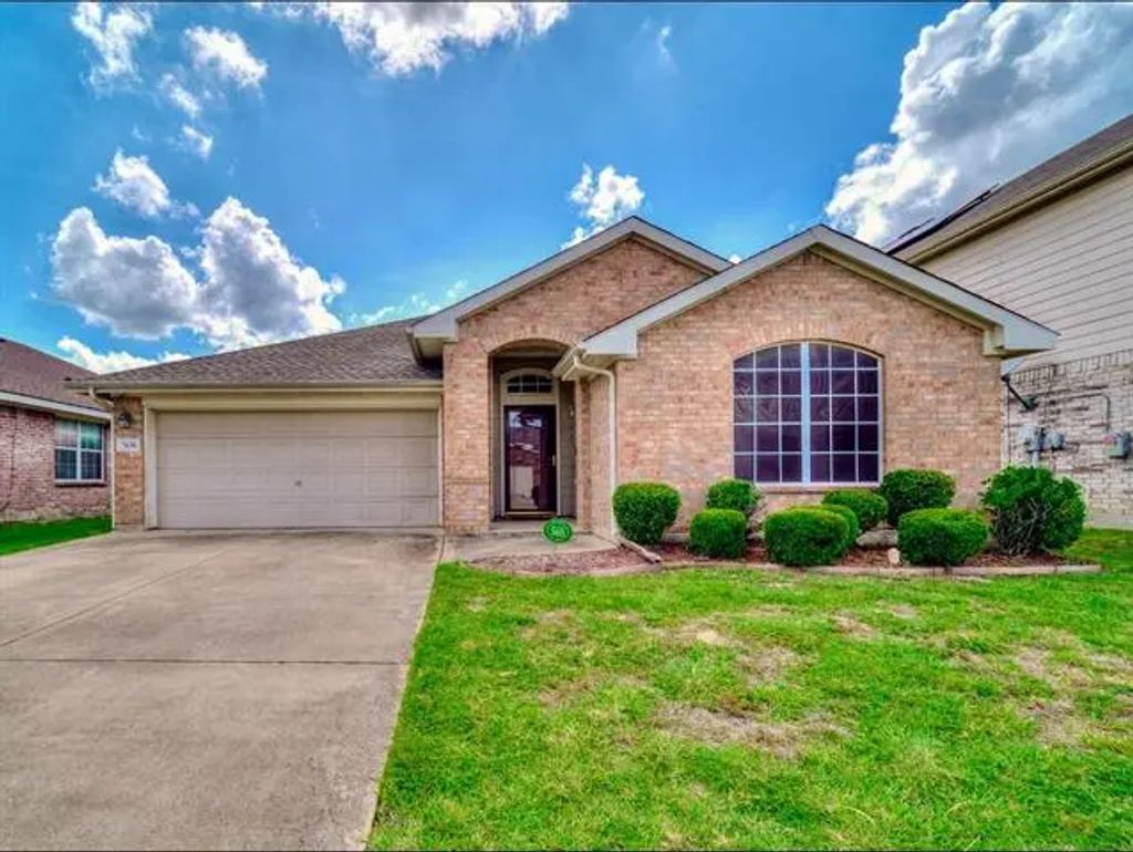 7636 Hollow Forest Drive, Fort Worth