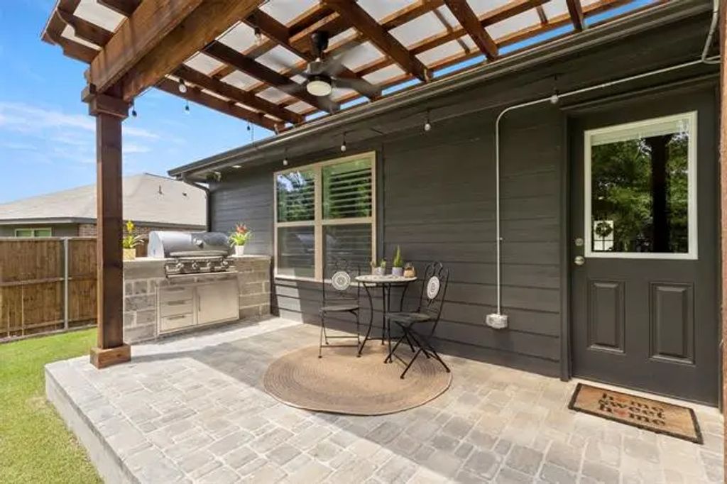 2313 Atlantic Avenue, Anna