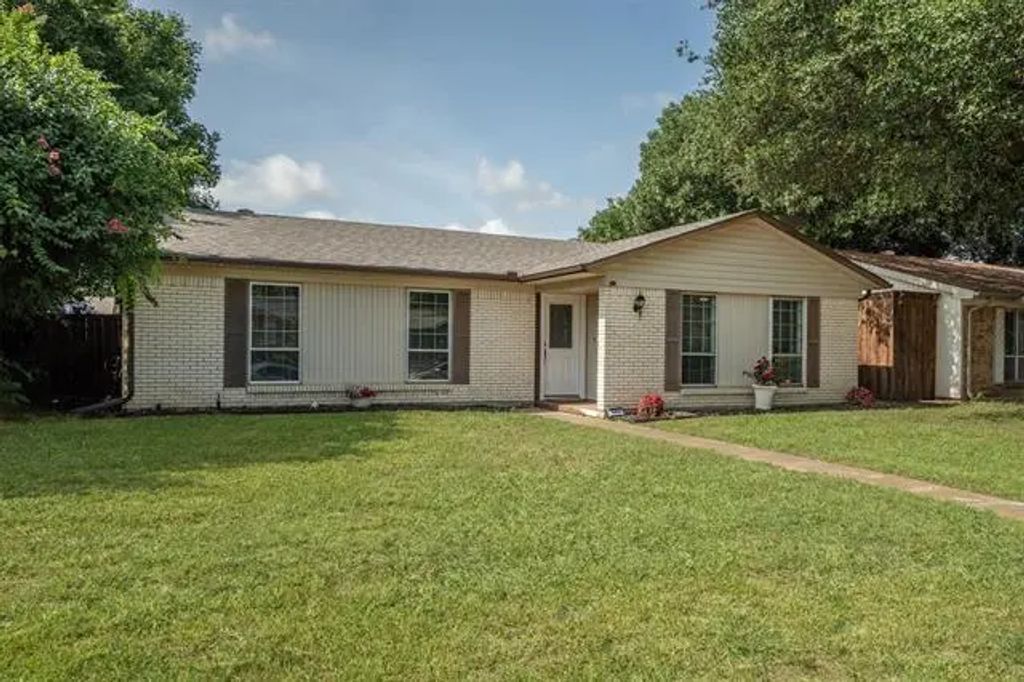 906 Roaming Road Drive, Allen