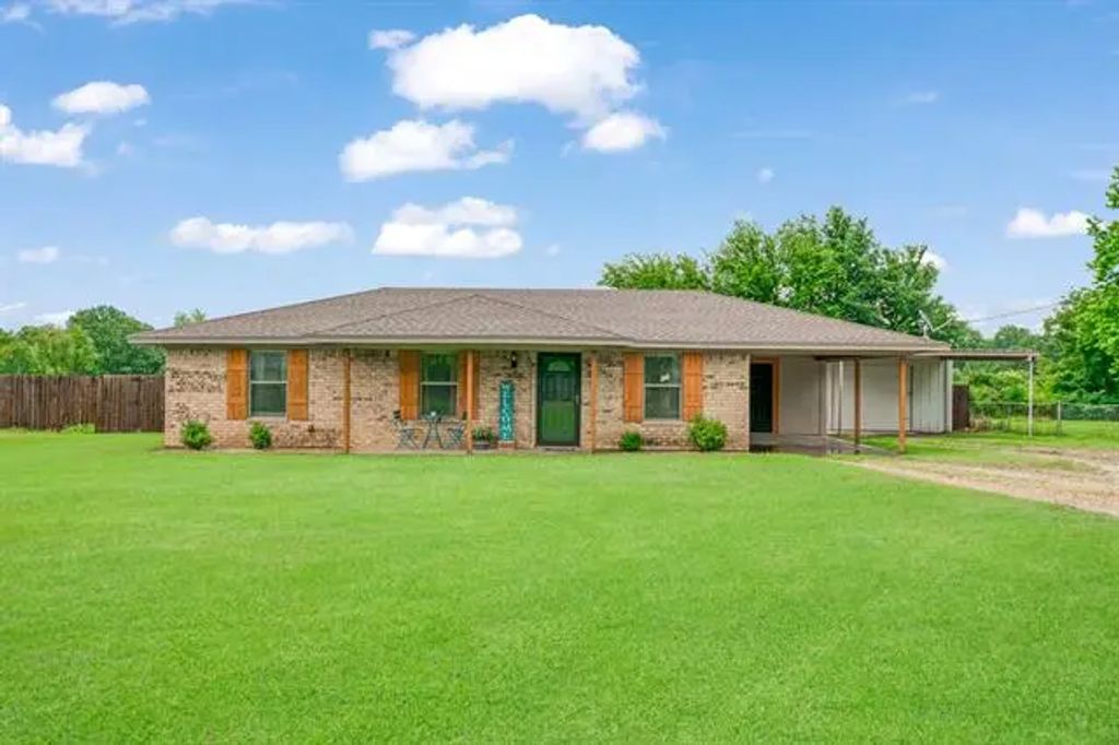 698 County Road 43900, Paris
