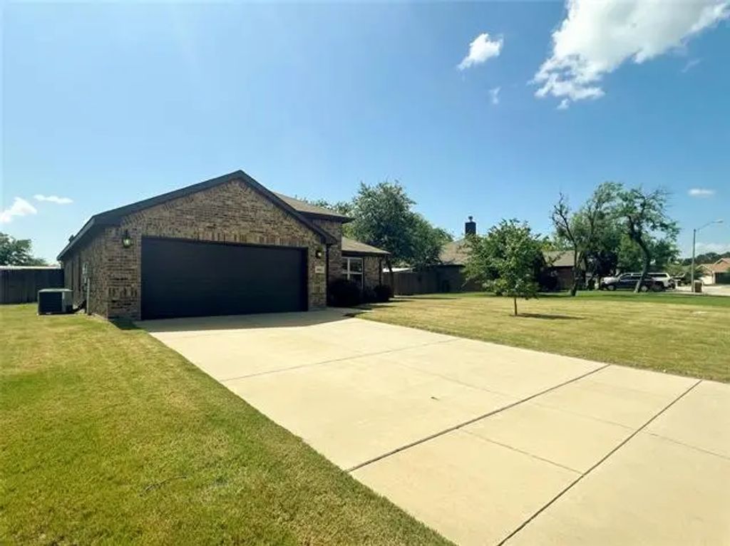 1442 Sun Dance, Stephenville