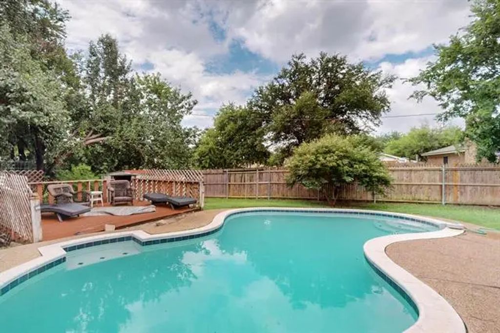 1041 Mckinley Street, Benbrook