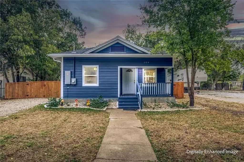 504 E Navarro Street, Mart