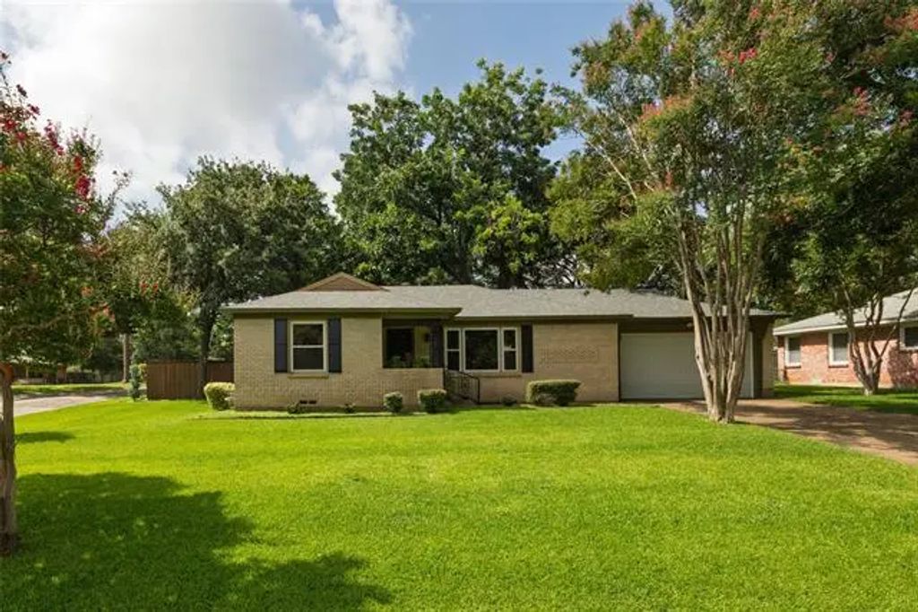 1318 Brookhurst Street, Irving