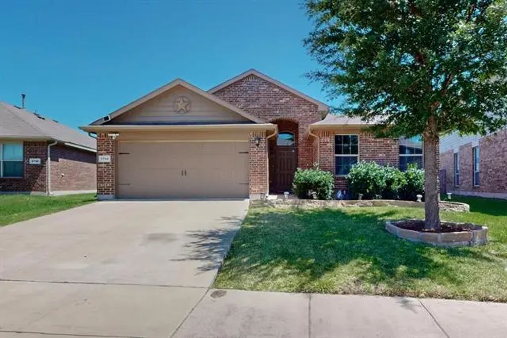 2704 Adams Fall Lane, Fort Worth