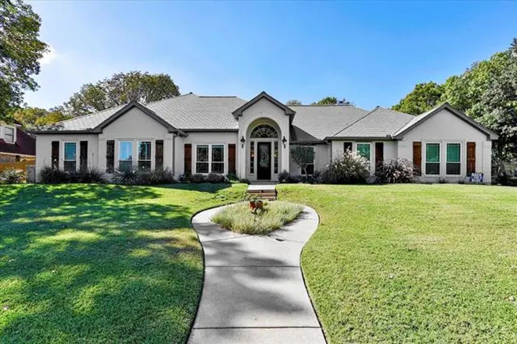 8921 Crest Wood Drive, Fort Worth