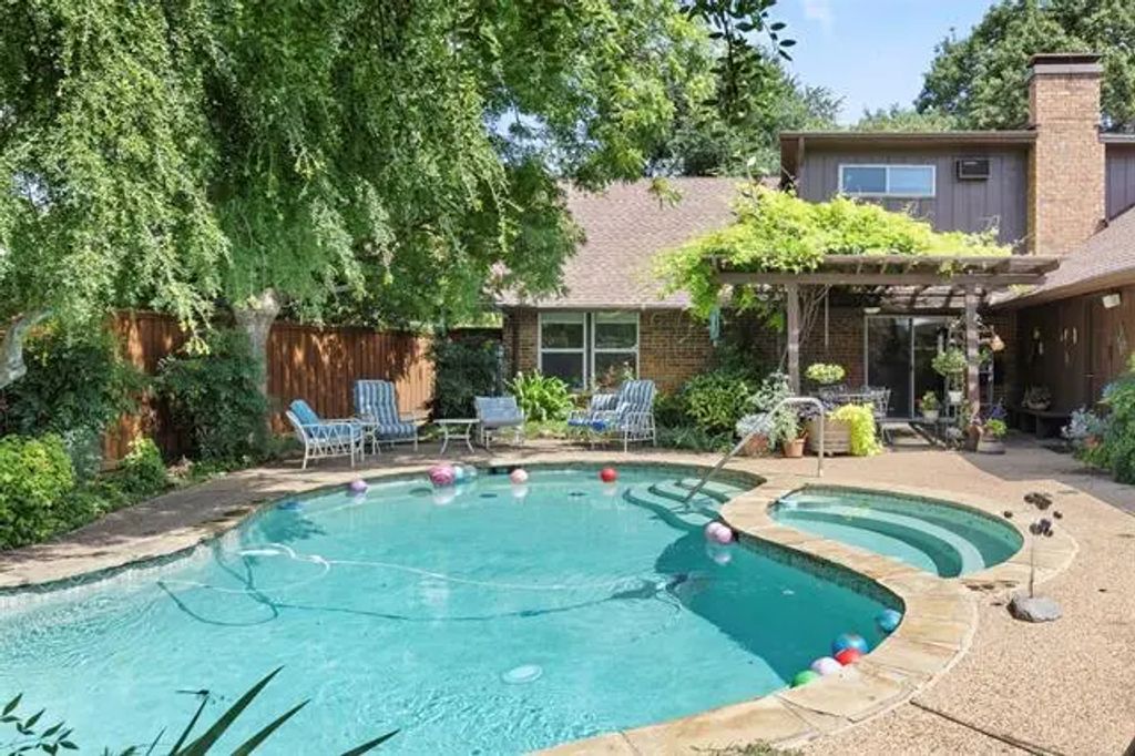 813 Pleasant Valley Lane, Richardson