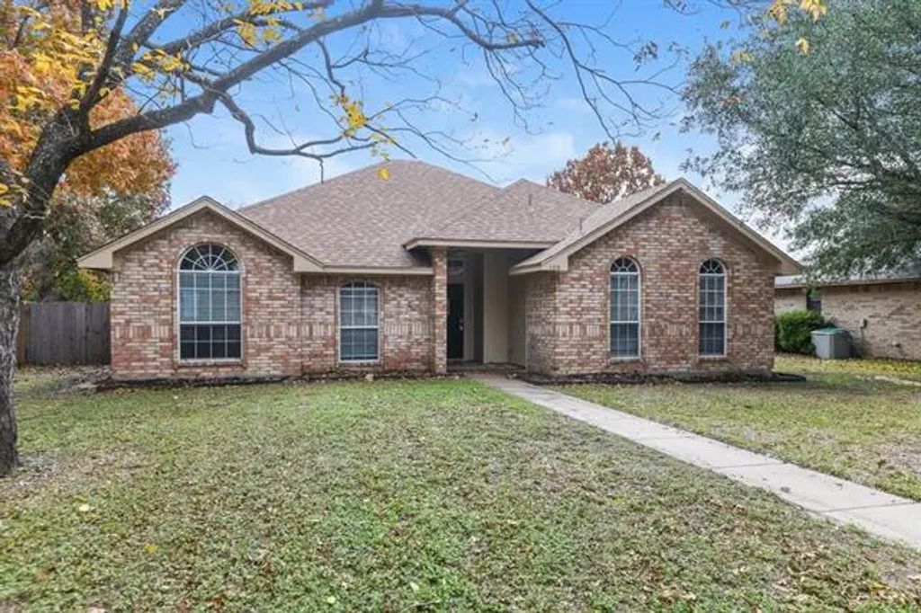 108 Chevy Chase Lane, Waxahachie