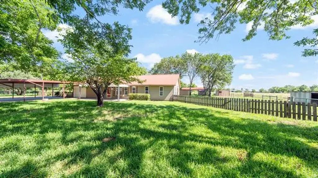 12010 County Road 4037, Kemp