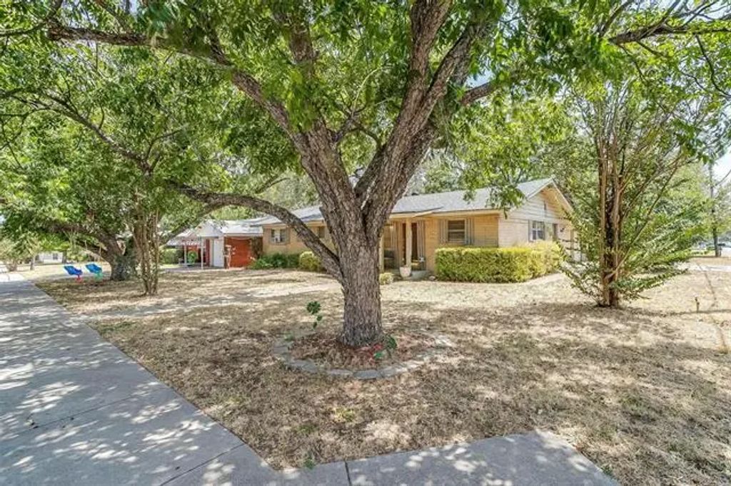 1215 Poindexter Avenue, Cleburne