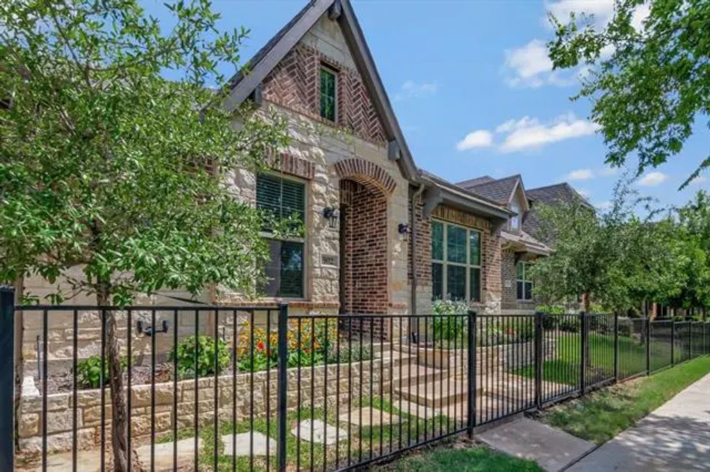 902 Adam Way, Euless