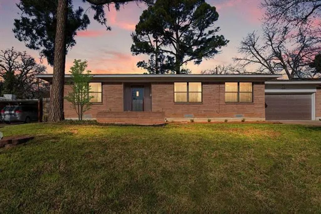 1501 Ronne Drive, Irving