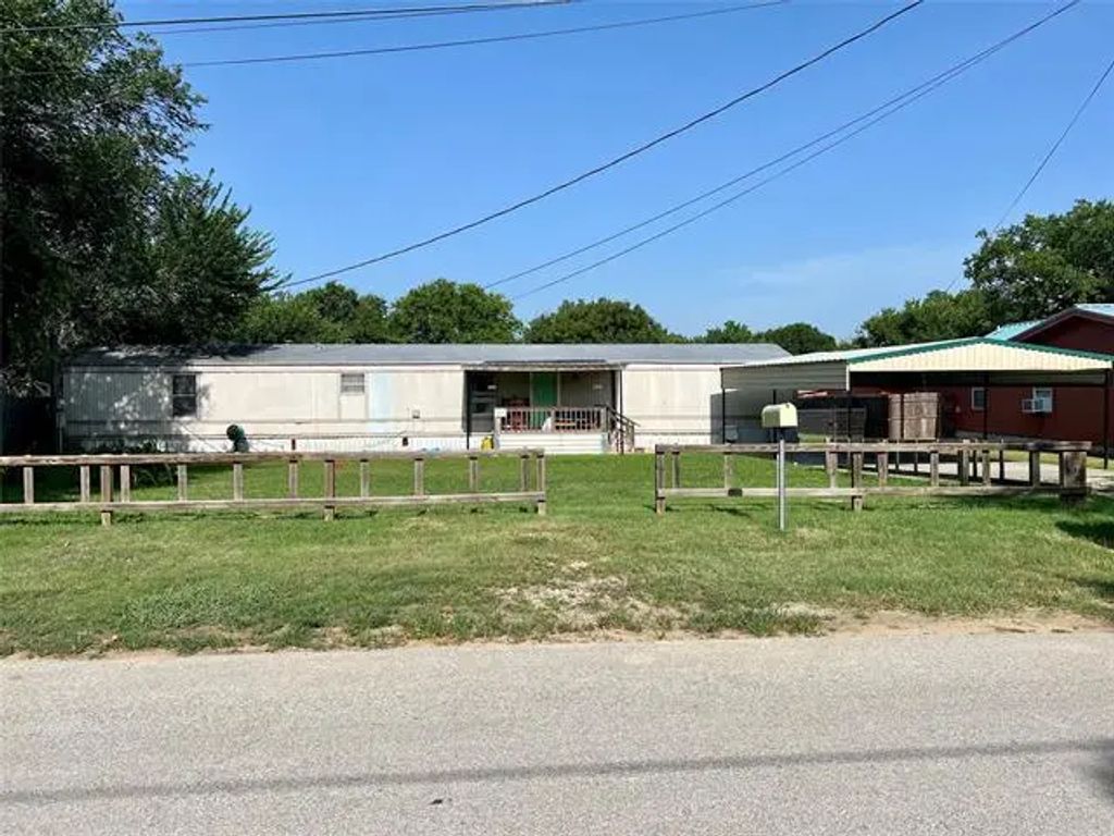 907 Young Street, Nocona