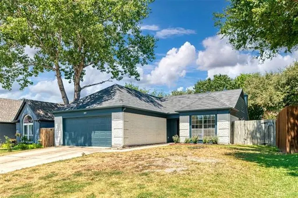3825 Huckleberry Drive, Fort Worth