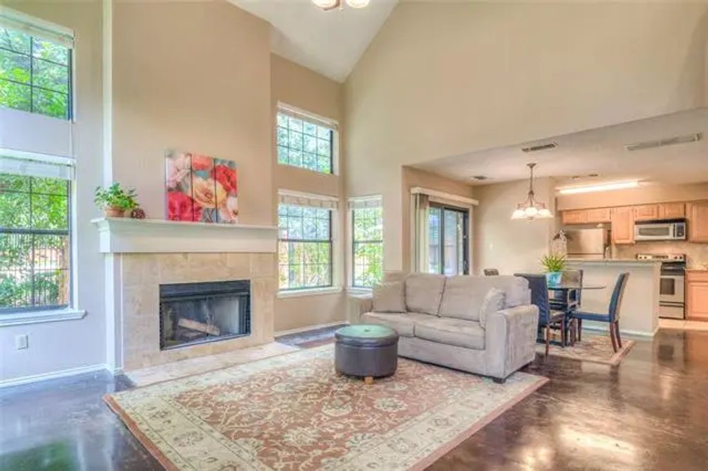422 Santa Fe Trail 11, Irving