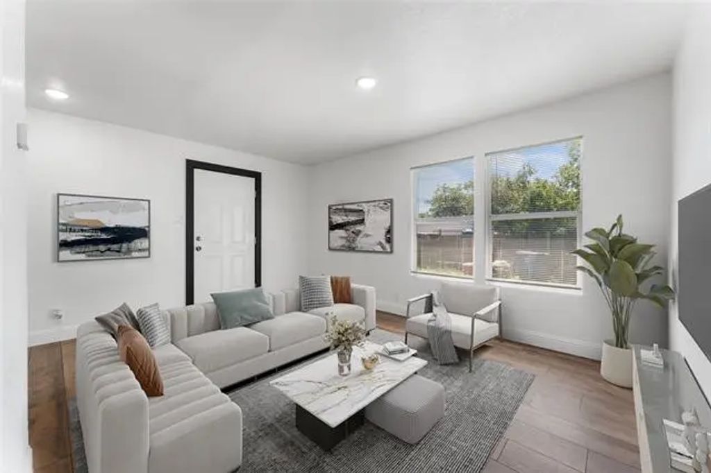 207 E Purdom Avenue, Alvarado