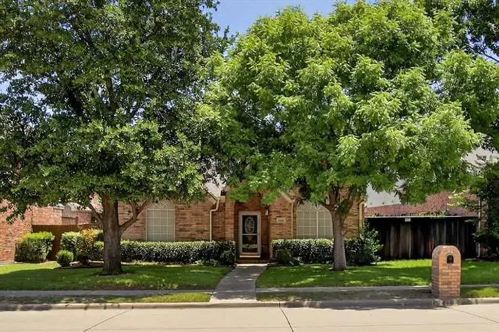 9208 Blue Water Drive, Plano