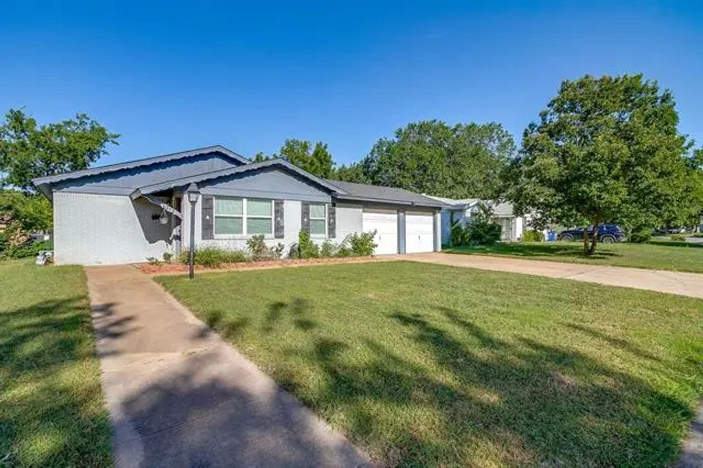 213 Jayellen Avenue, Burleson