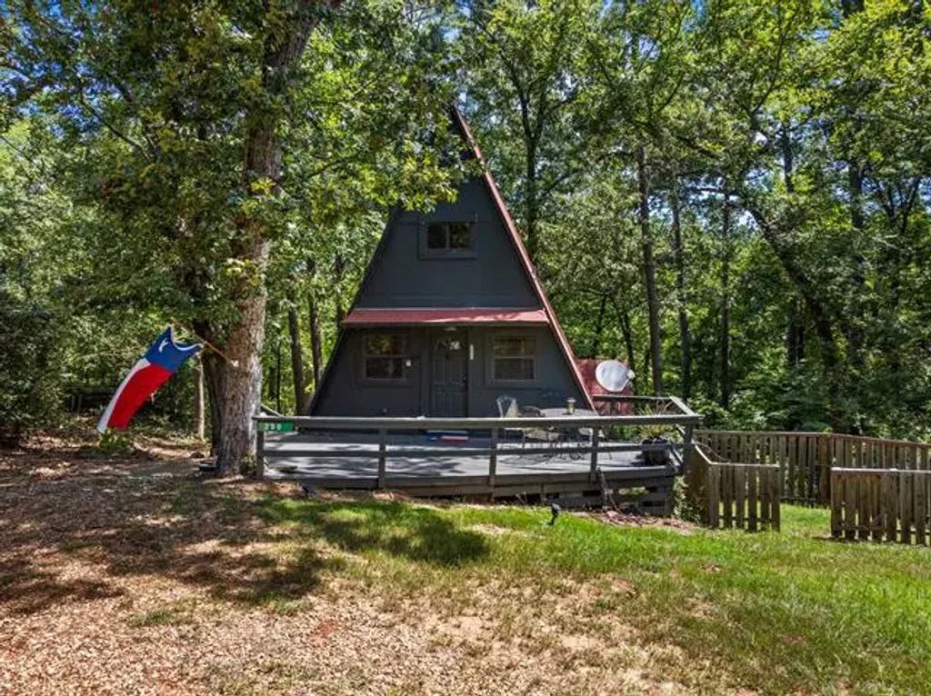 299 County Road 2609, Pittsburg