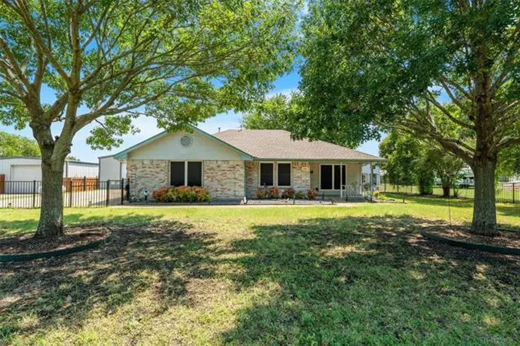 300 Anita Lane, Waxahachie