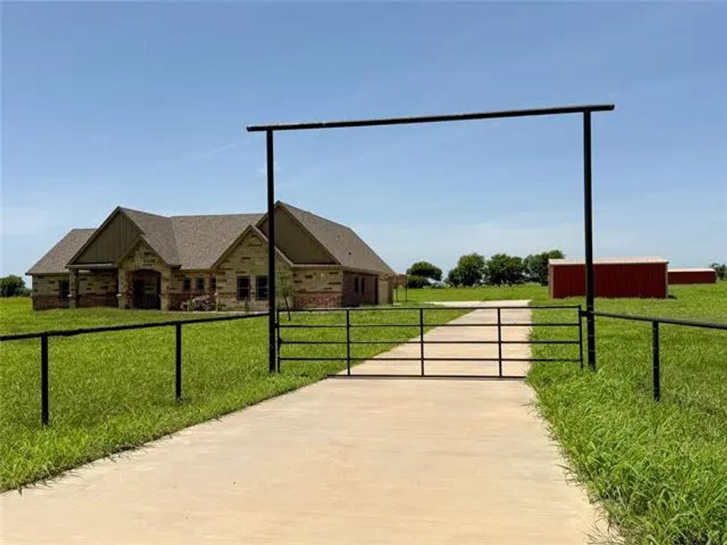 163 Private Road 107, Blum