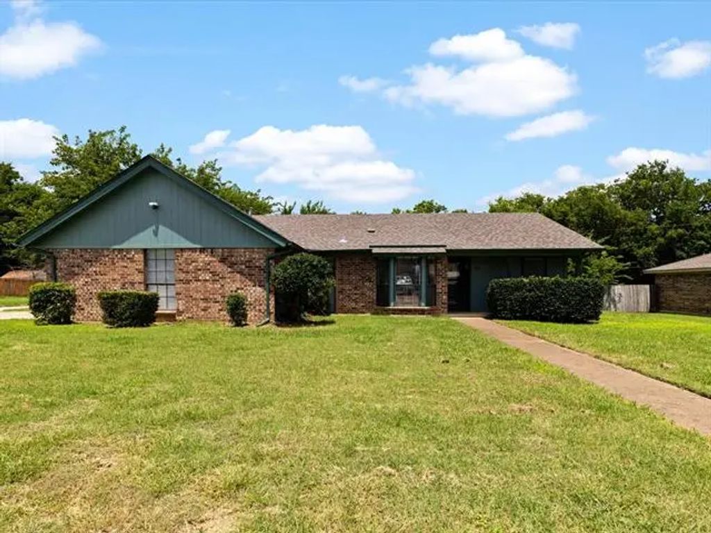 401 Nita Court, Crowley