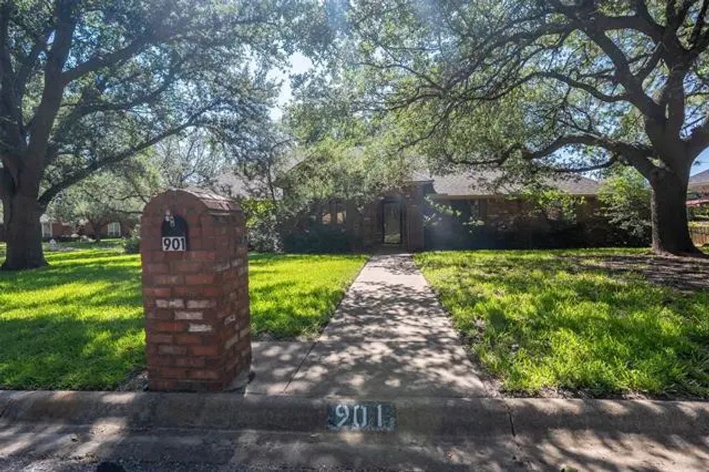 901 Thurman Street, Cleburne