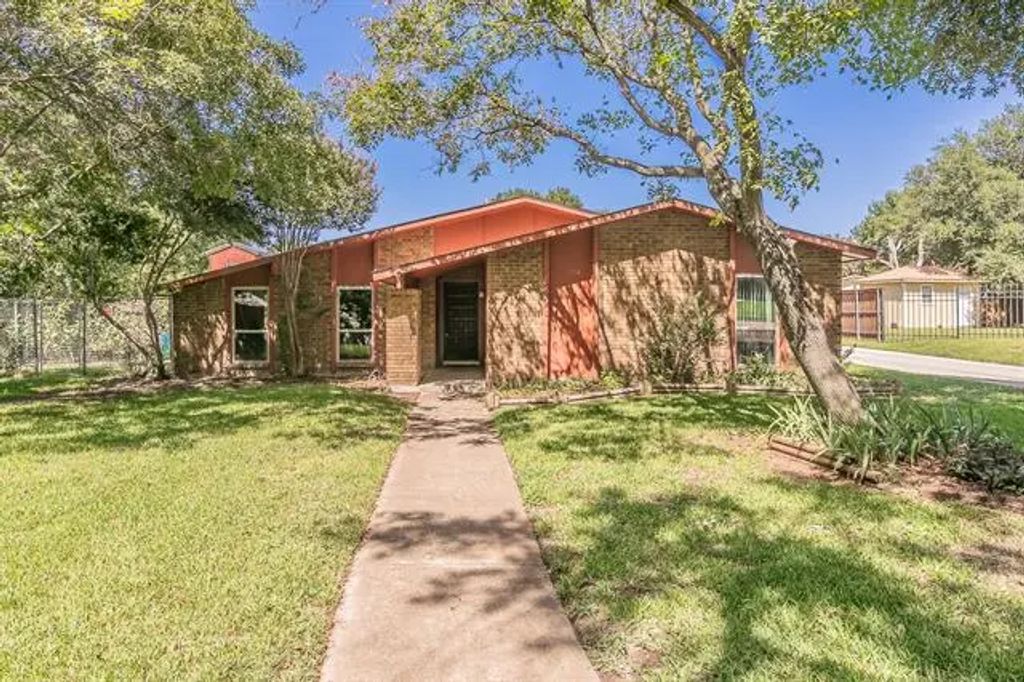 2106 Acer Court, Grand Prairie