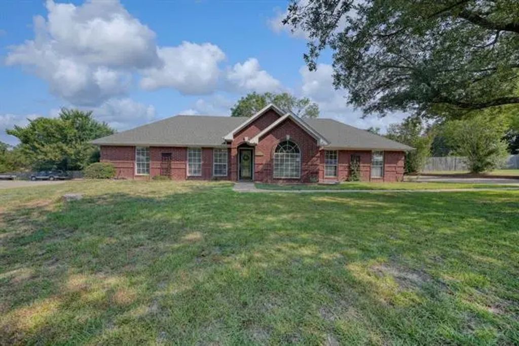 803 Brownwood Circle, Lindale