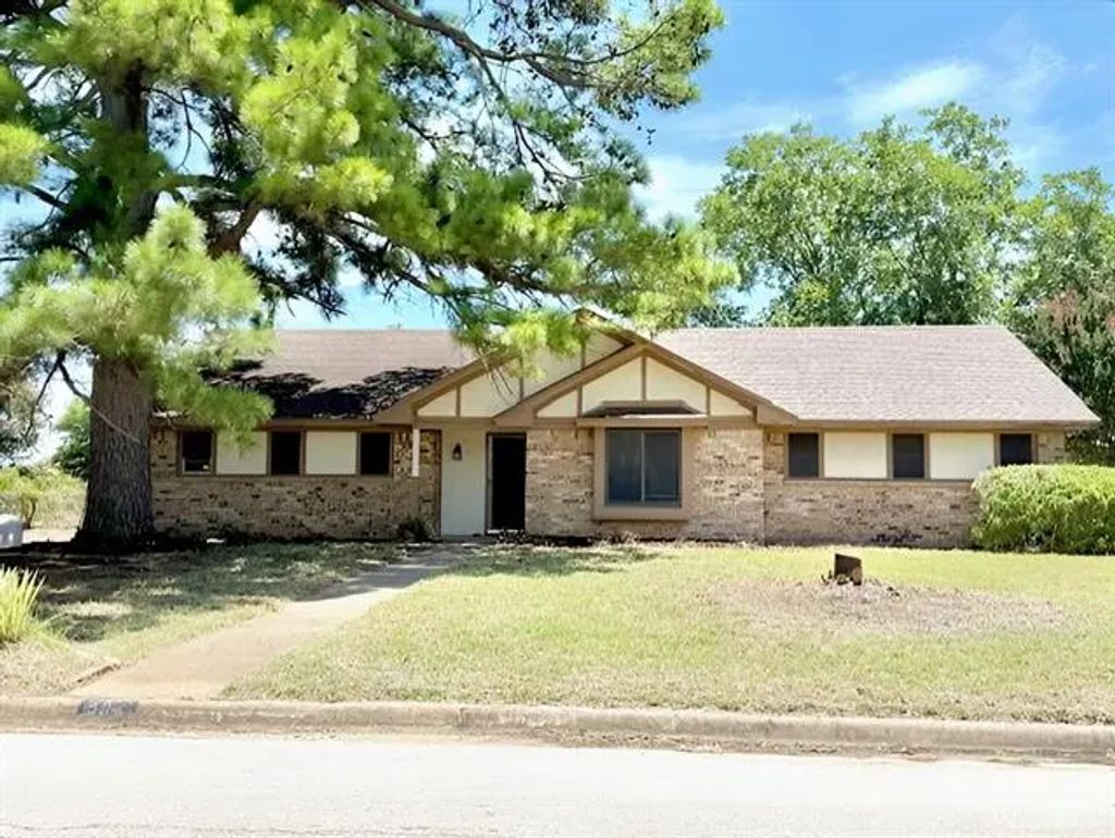 805 Lee Court, Azle