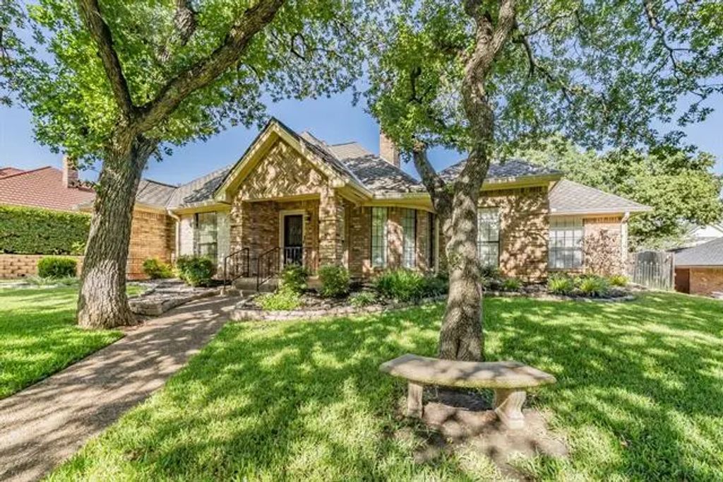 3125 Woodridge Drive, Hurst