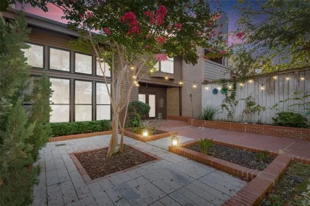 704 Oakwood Trail, Fort Worth