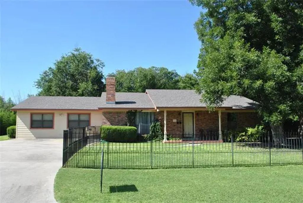 102 Aztec Circle, Comanche