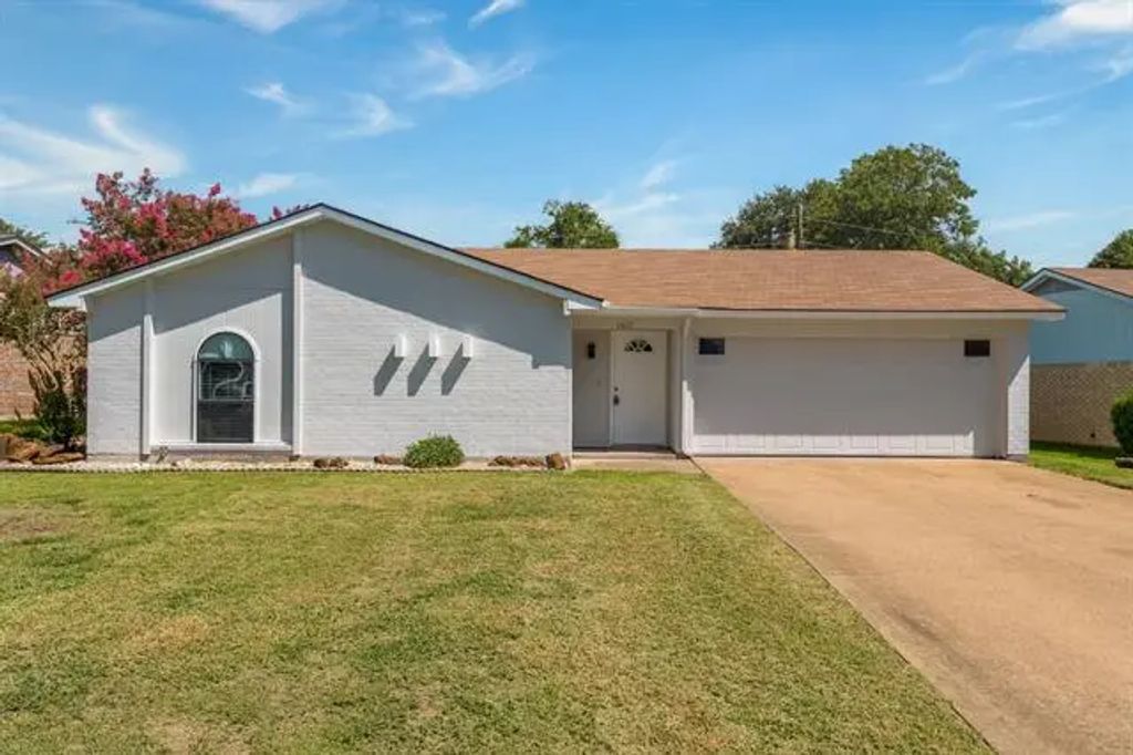 1617 S Timber Court, Benbrook