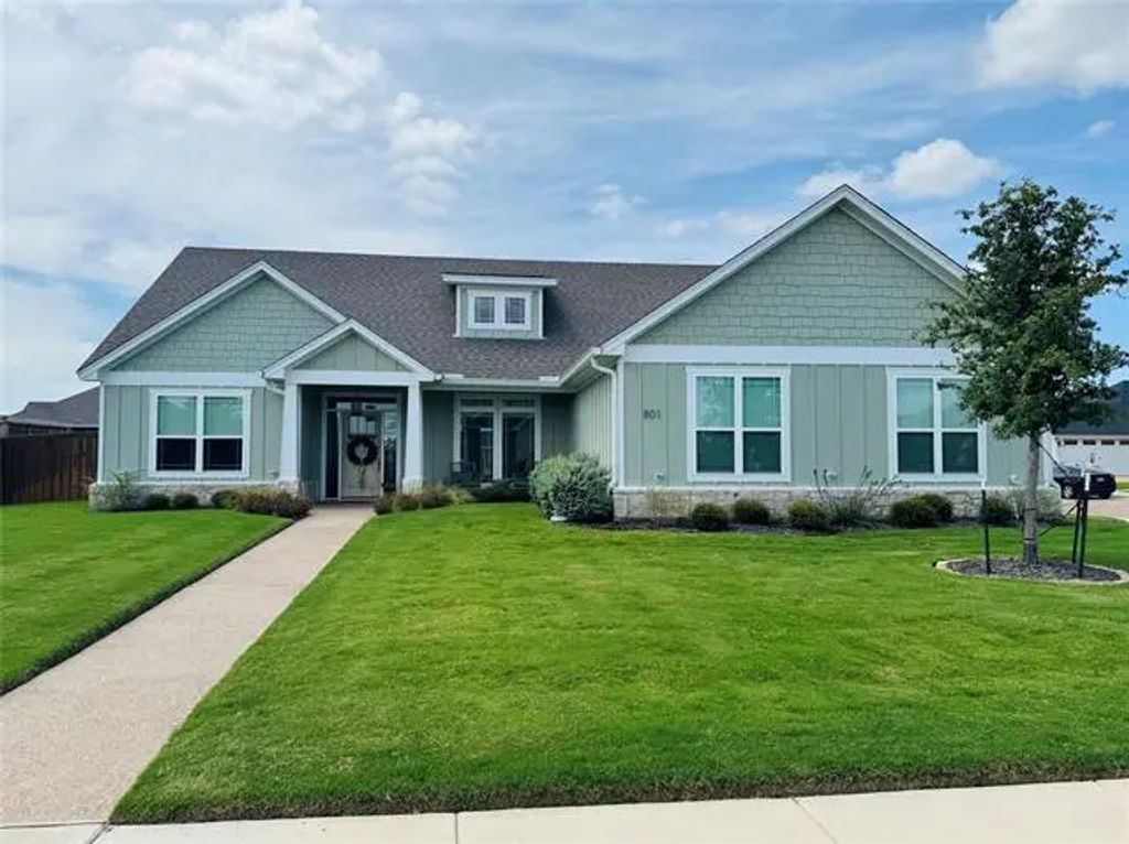 801 Secretariat Drive, Hewitt