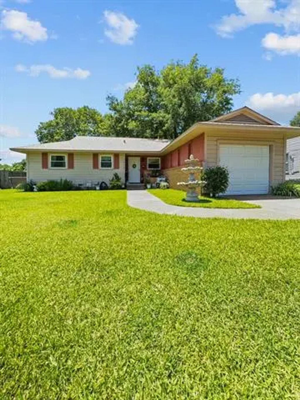 1518 N Ricketts Street, Sherman