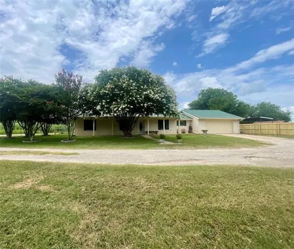 612 N 1st Street W, Mount Calm