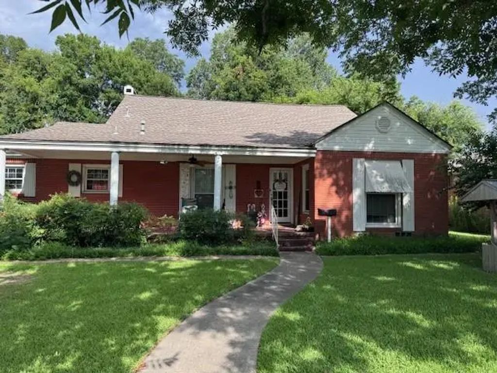 606 N Johnson Street, Mineola