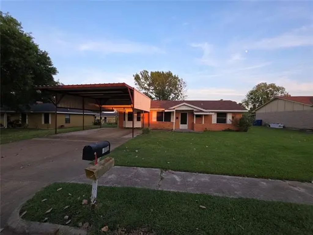718 Contour Drive, Mexia