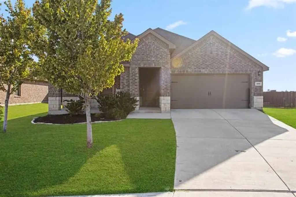 208 Churchill Court, Waxahachie