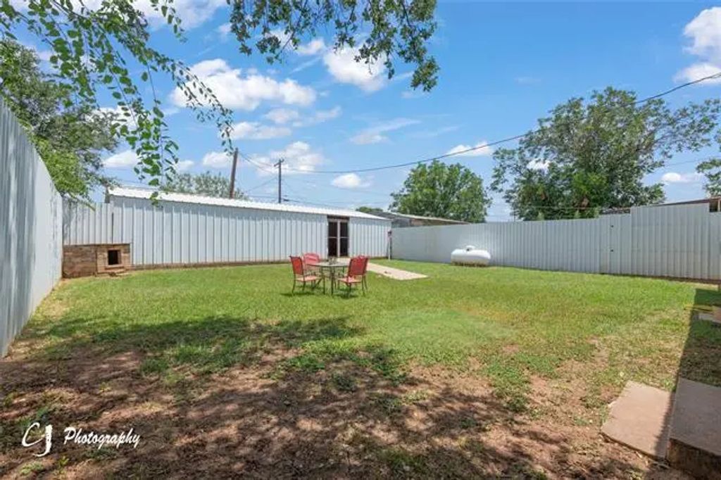 231 Avenue L, Anson