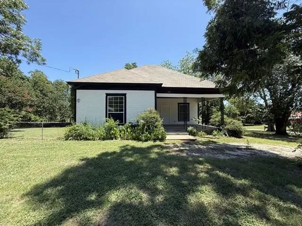 1631 W Johnson Street, Denison