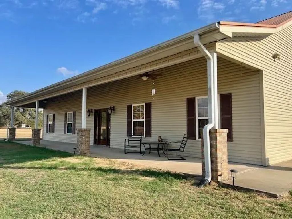 1646 Fm-906 W, Powderly