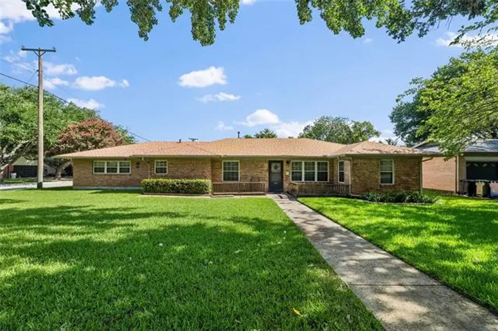 807 E Worth Street, Grapevine